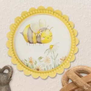 Smiling Bee Scalloped Wood Wall Decor